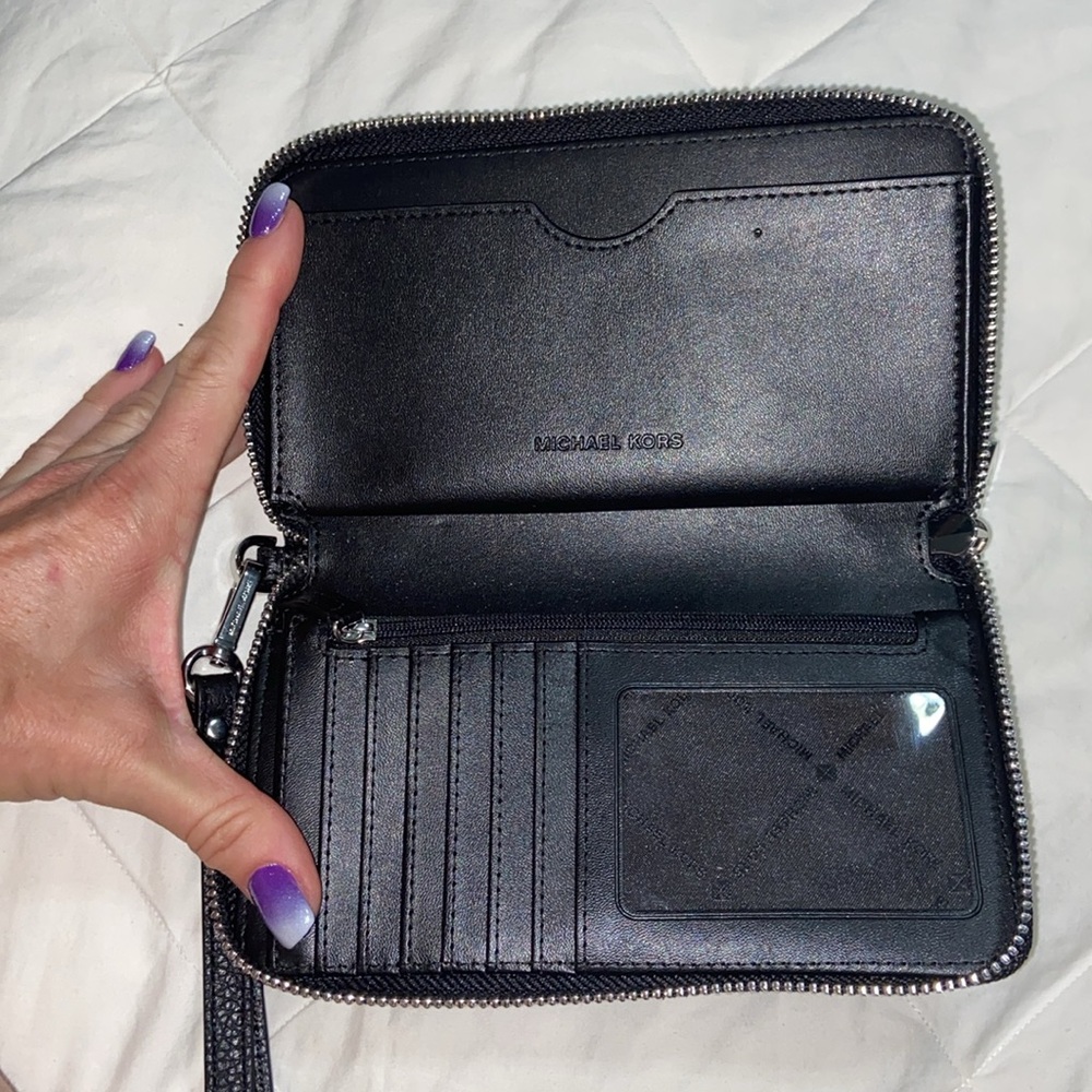 Like new Michael Kors Jet Set Travel Wallet Phone Case wristlet - Picture 9 of 13